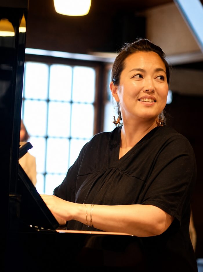 ピアノに向かう福田ゆみ